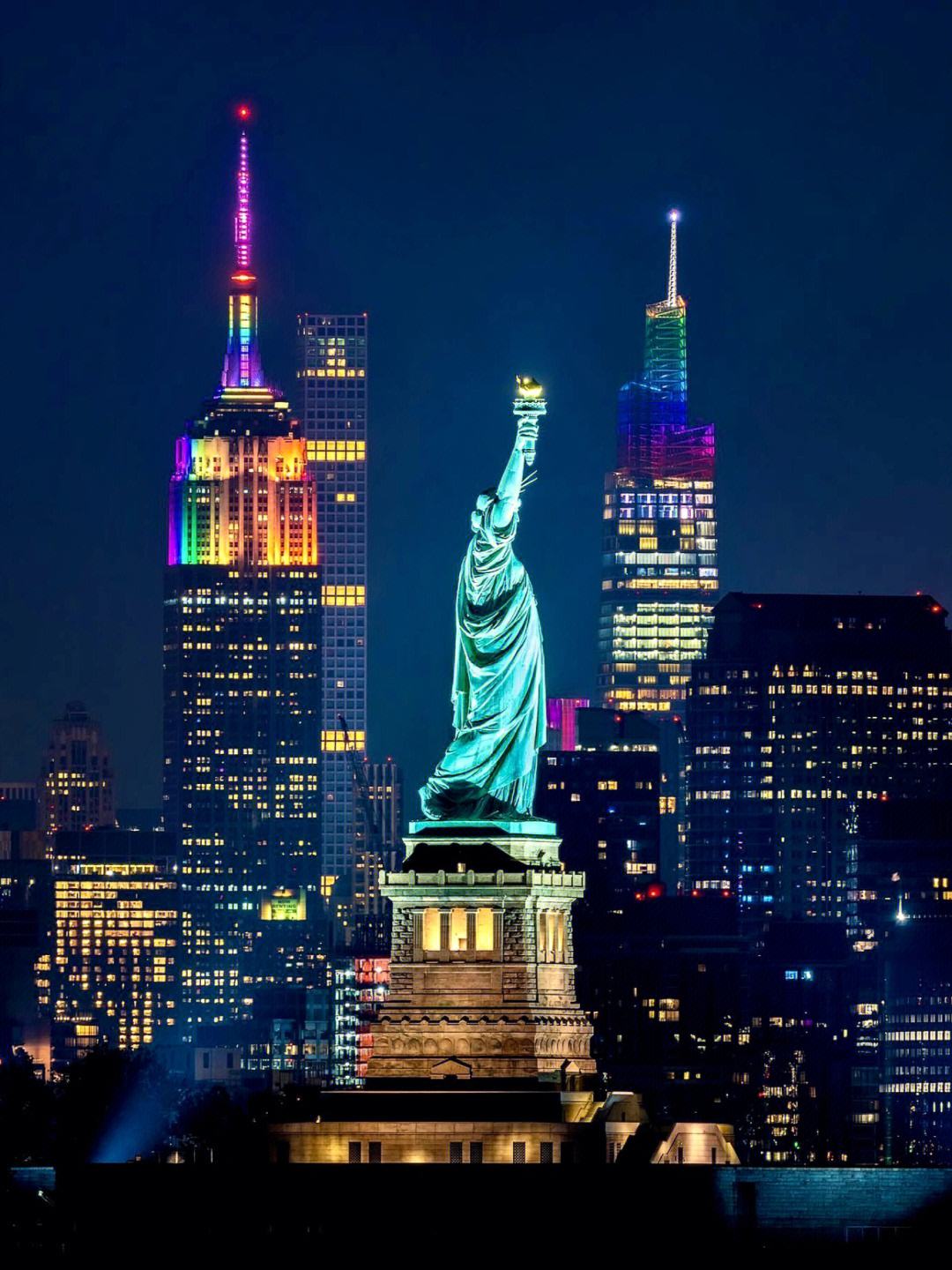 纽约夜景,繁华都市的浪漫诗篇  一眼望去,纽约市的夜晚仿佛一幅巨大的