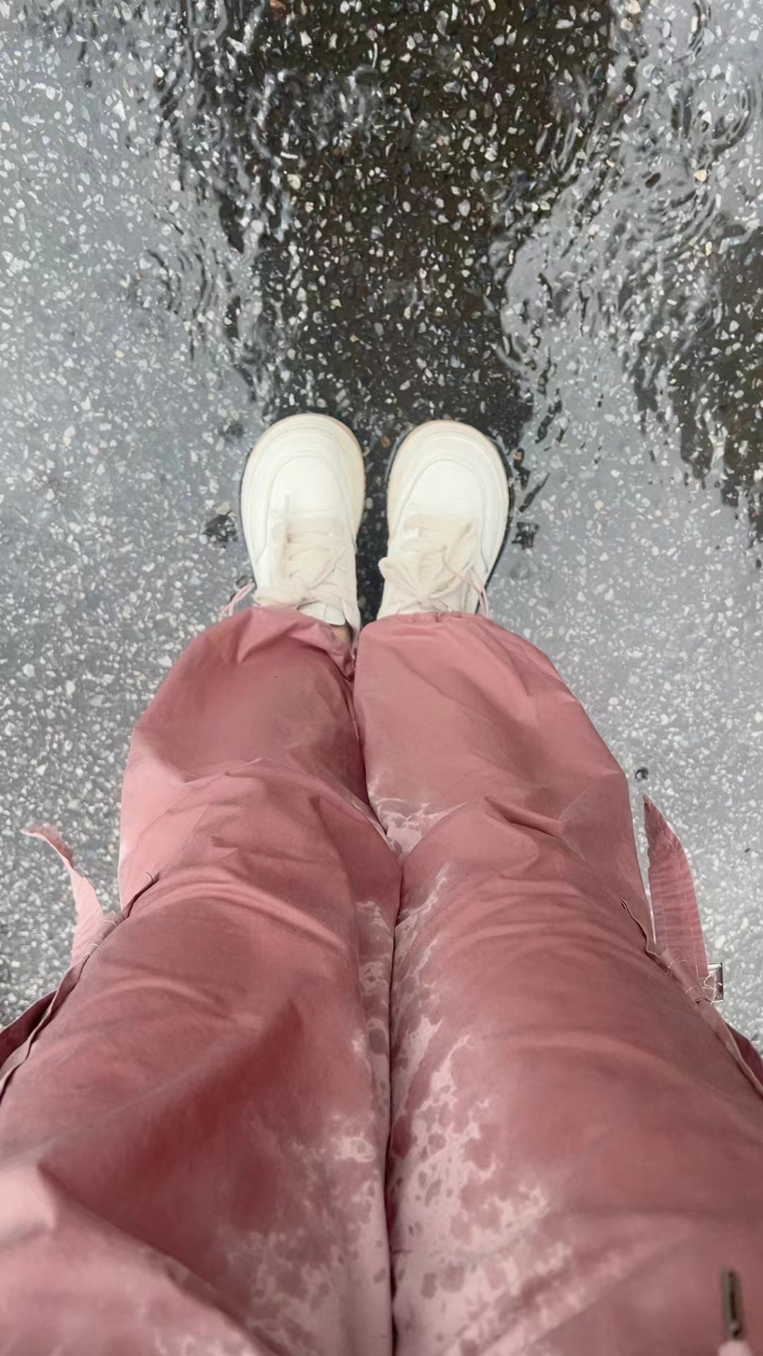 下这么大雨,出门就淋湿.