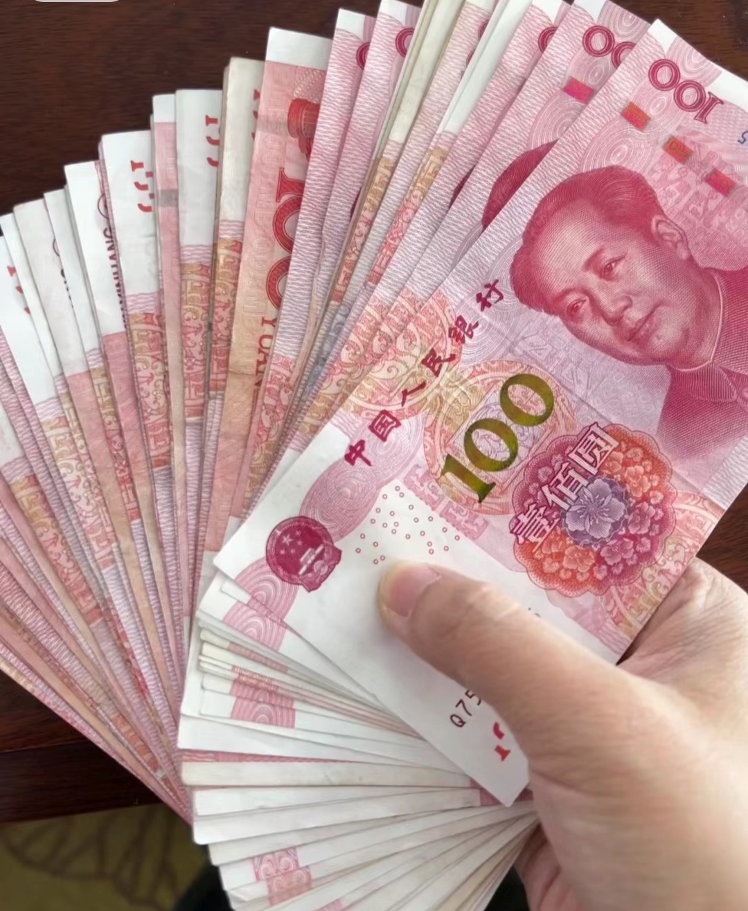 眼前这堆人民币钞票也太壮观了吧!