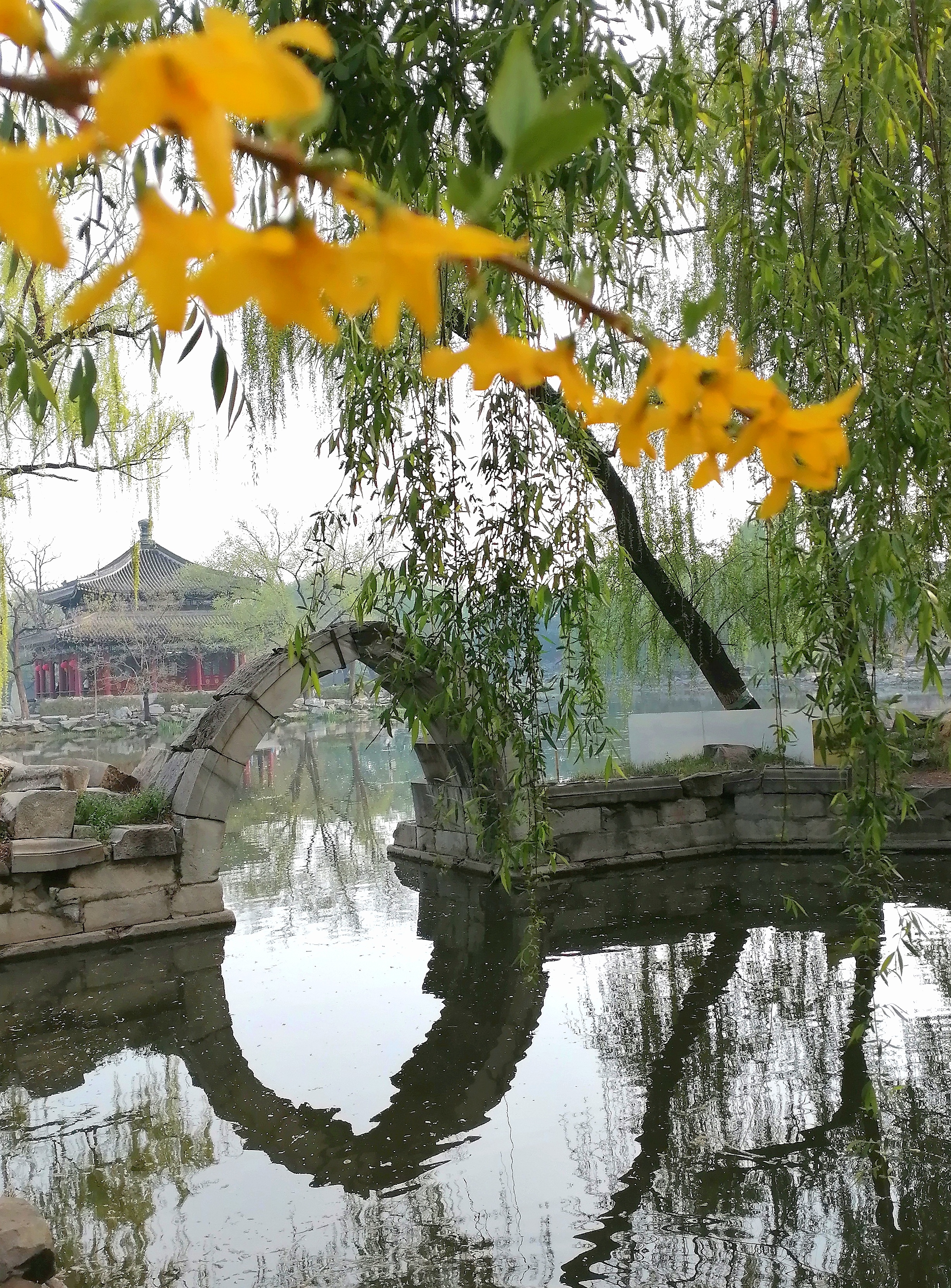 圆明园残桥原名"规月桥",位于绮春园的大路边,从圆明园南门进入园区第