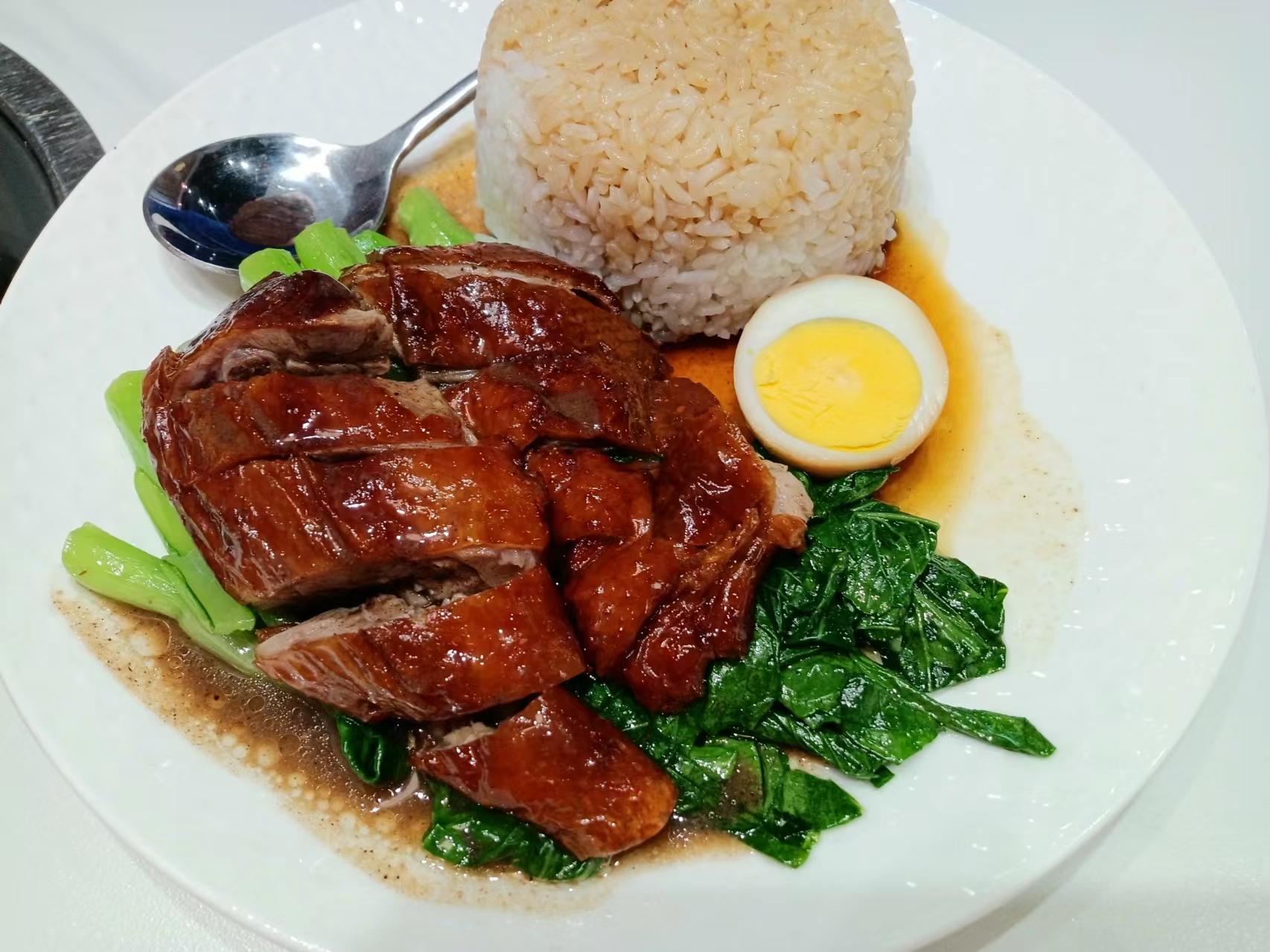 我点了烧鸭饭,鲜肉鸡汤小笼包,鲜虾生蚝牛肉粥,悦之味红米粉肠,几道