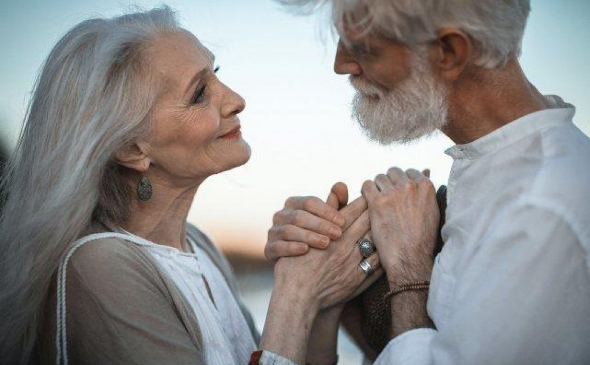 互相尊重:真正的夫妻关系建立在互相尊重和平等的基础上.