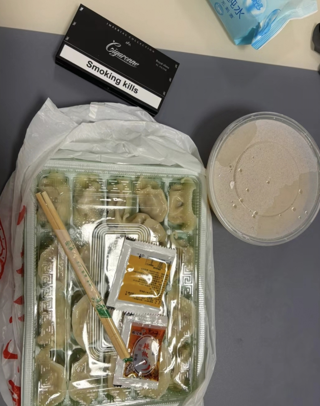 昨晚孙子在外跑饿了,嚷着要吃饺子,我随后给他点了个外卖,孙子吃了一