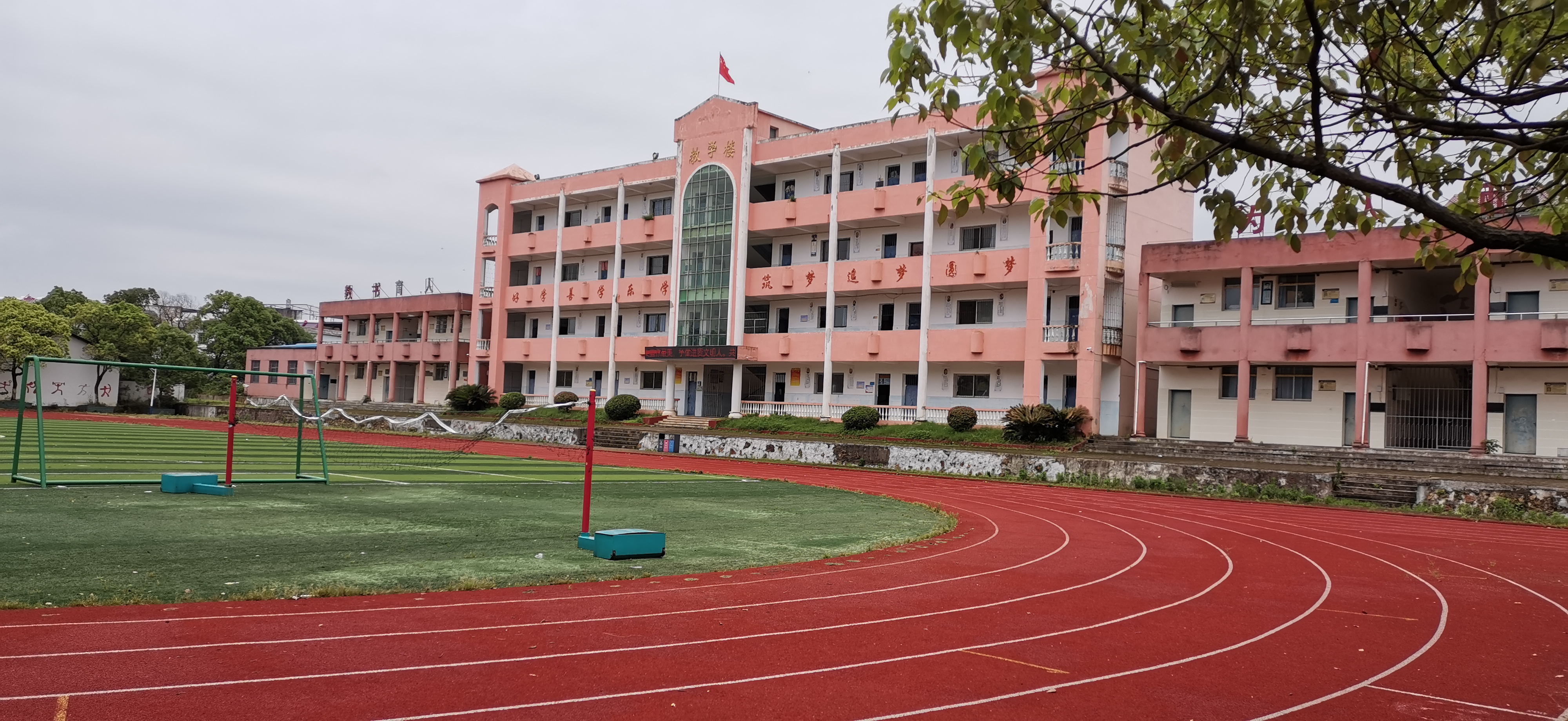 问:near to 中的 near 是介词还是副词?可否将前一句中的to去掉?