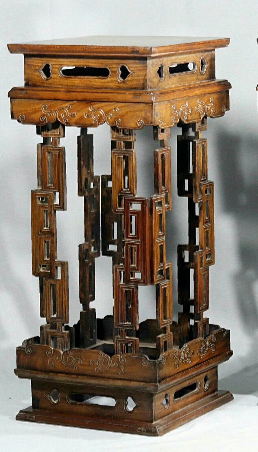 巧匠心思生九窍, 纤木化作玲珑塔.