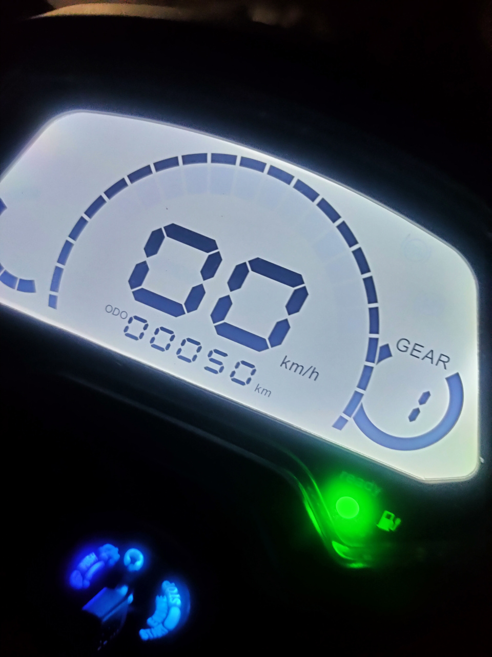 雅迪x5首次充电冲多久 刚买的新国标的起了50公里没人在车上有五格电