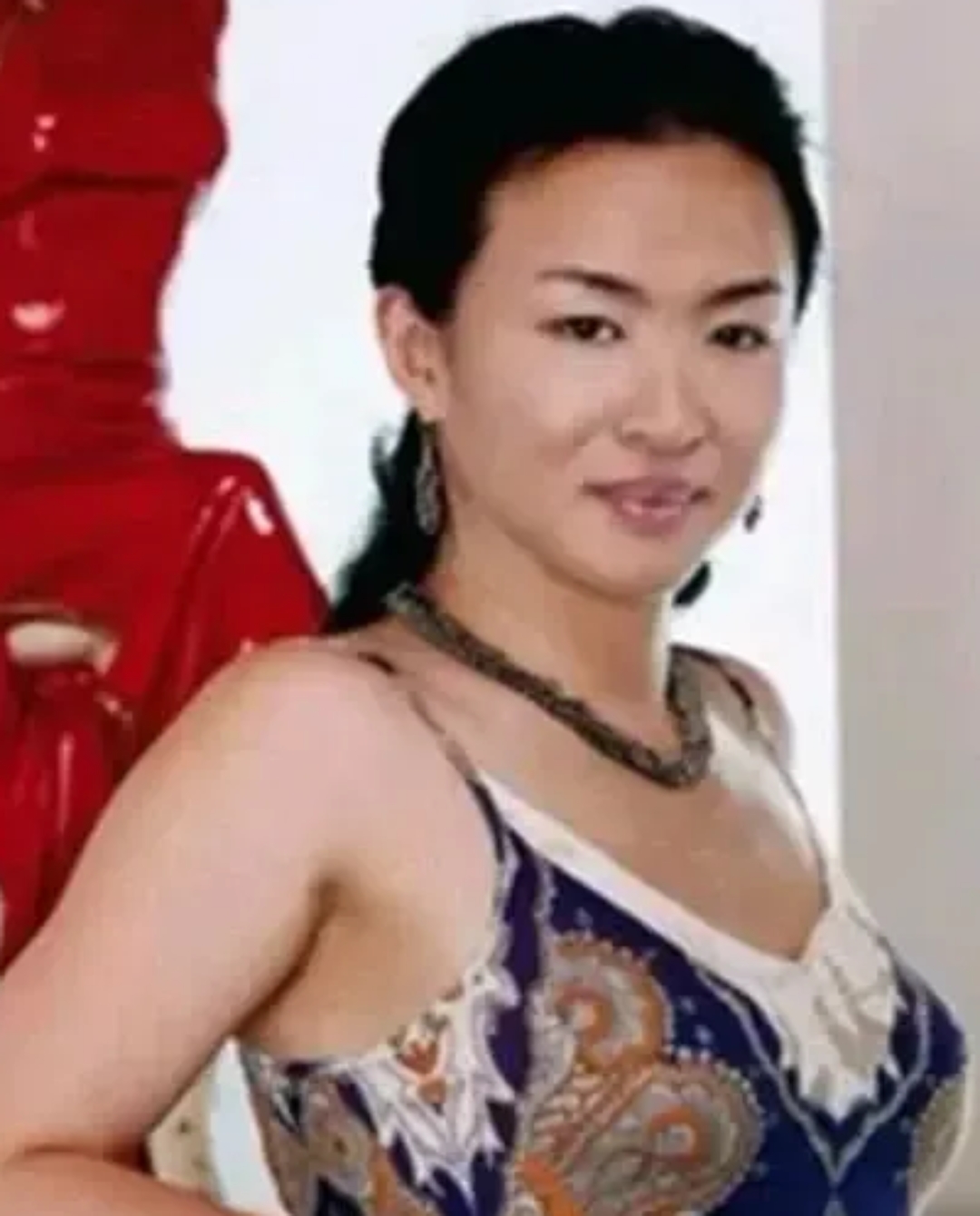 曾经,金星做完变性手术后,医生说,"你看,你的xiong做完了,胡须和喉结