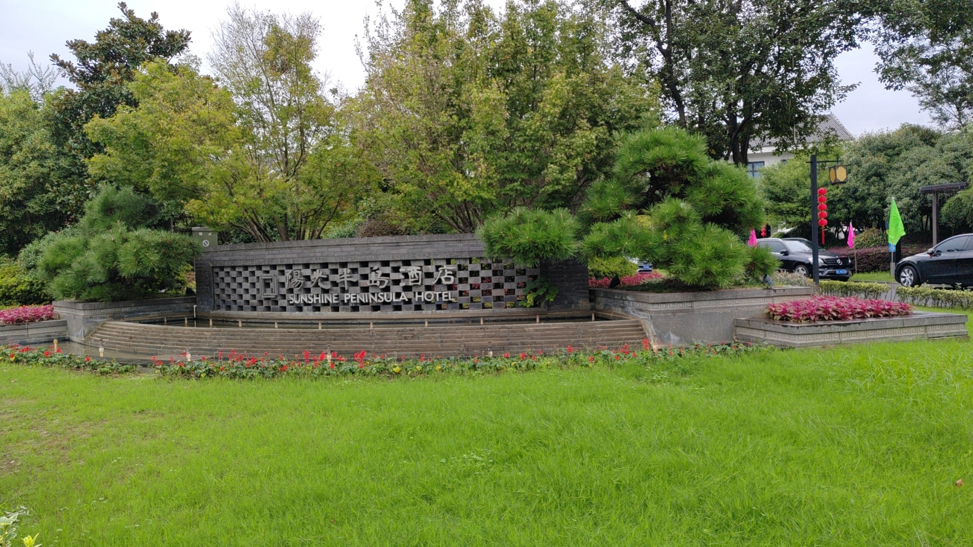 生活不易,但在门前月色的洗涤下,滤去了世俗的满身