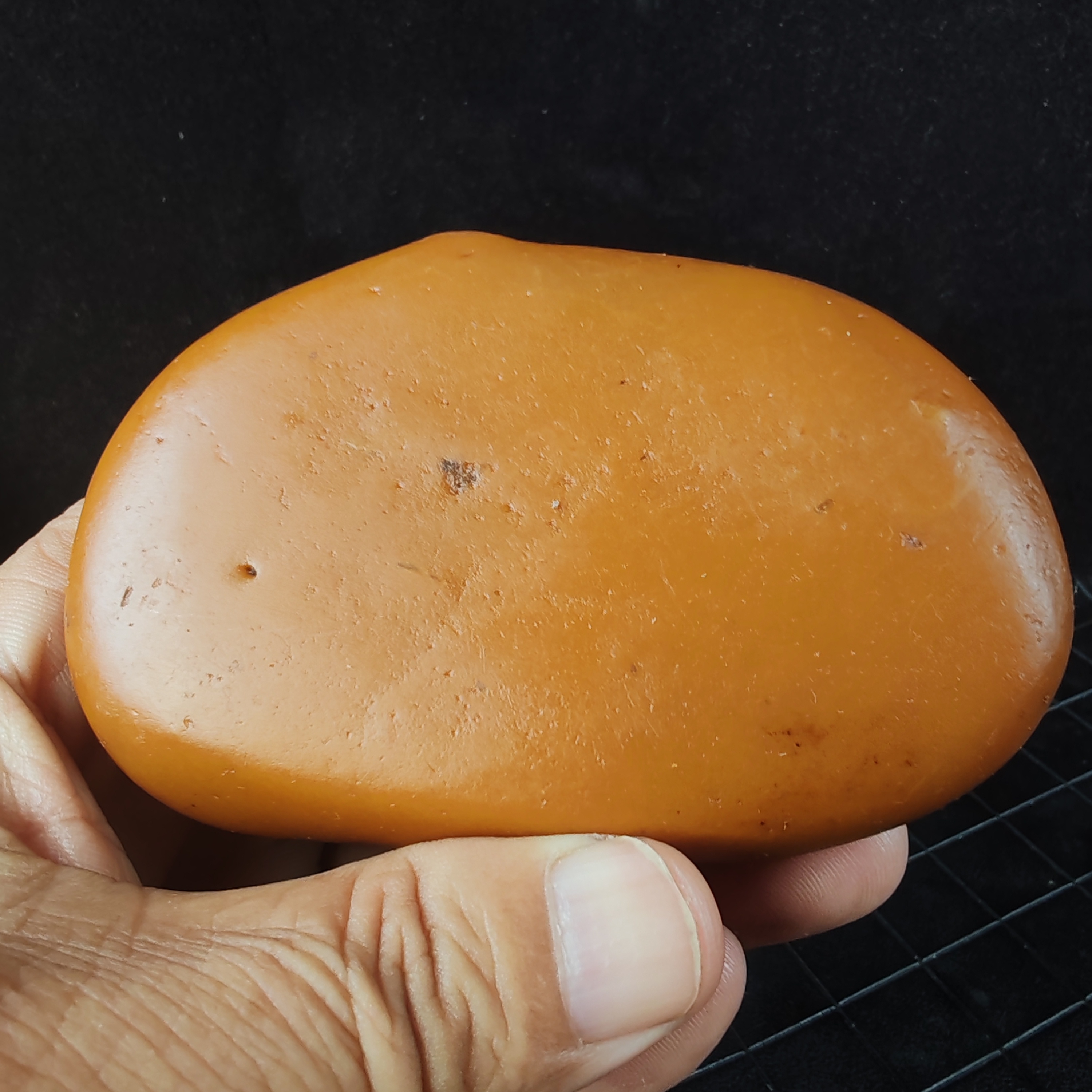 《黄龙玉水纹蜡手把件#奇石苑# 》   苏帕河中岁月磨, 黄龙美玉韵婆娑