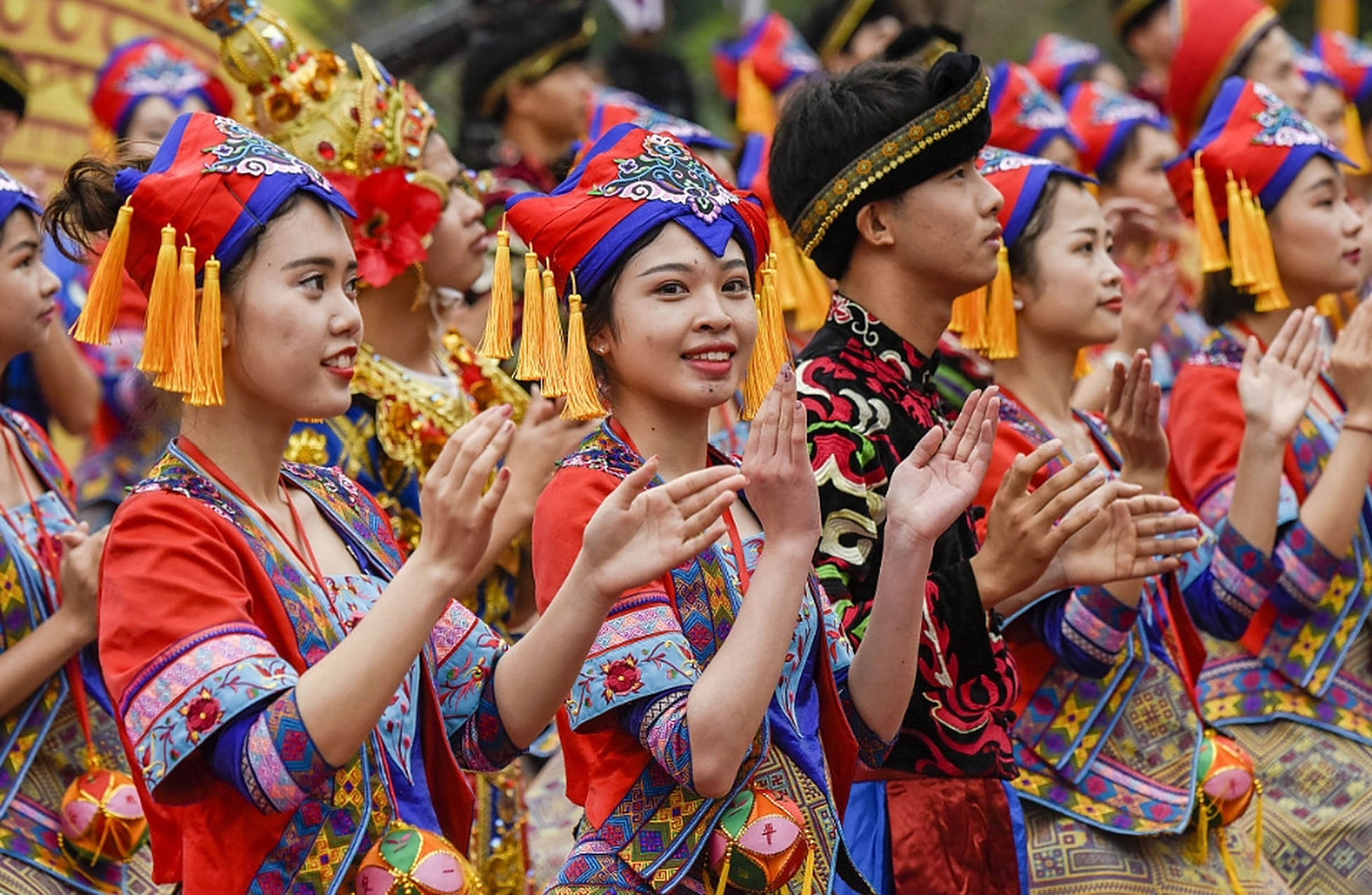 民俗文化# 在古老的时代,有一位年轻的汉族女子,名叫小艳.