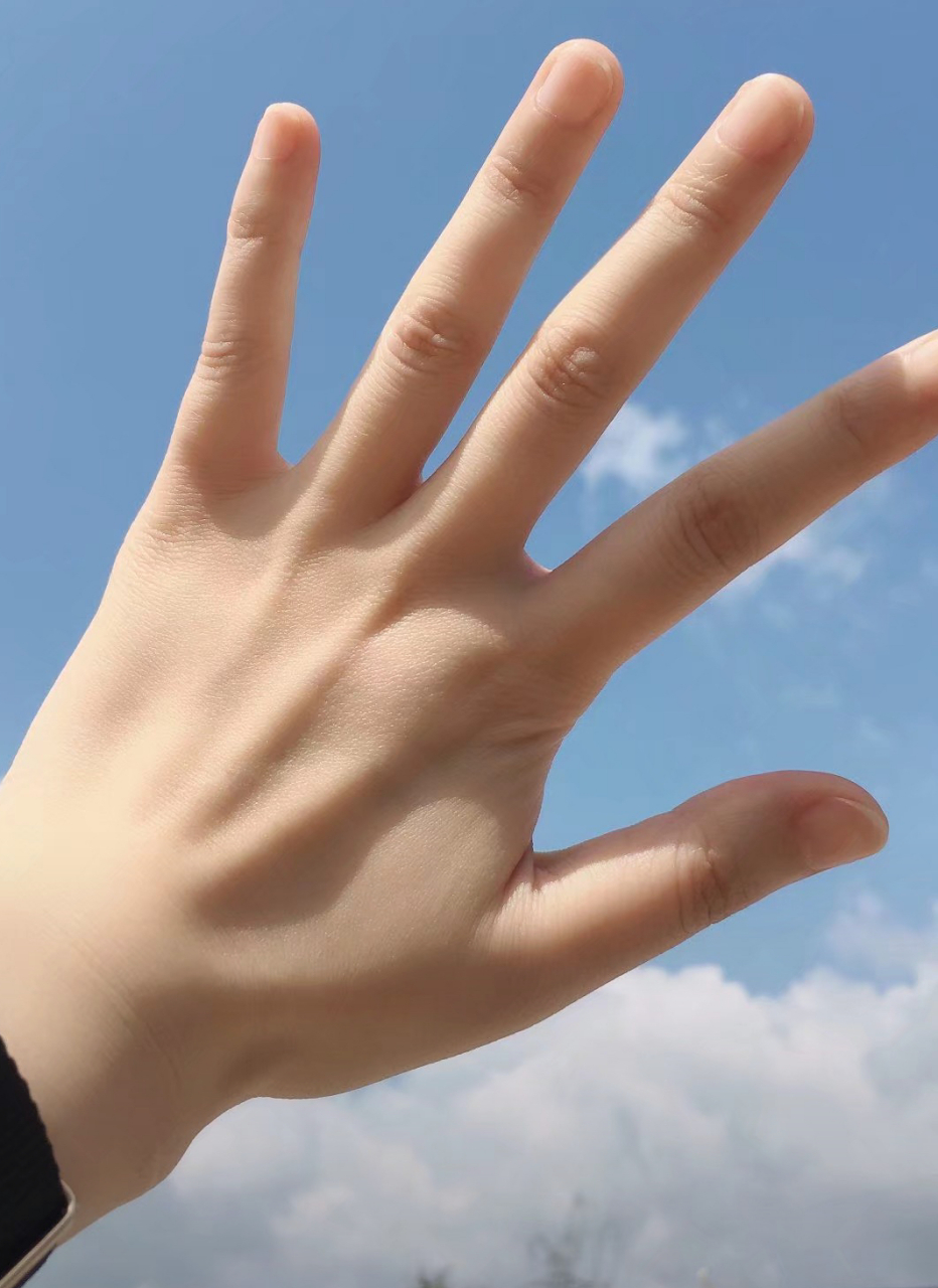 相处了半年的女朋友今天发图给我,她说不知道手上到底缺一点什么?