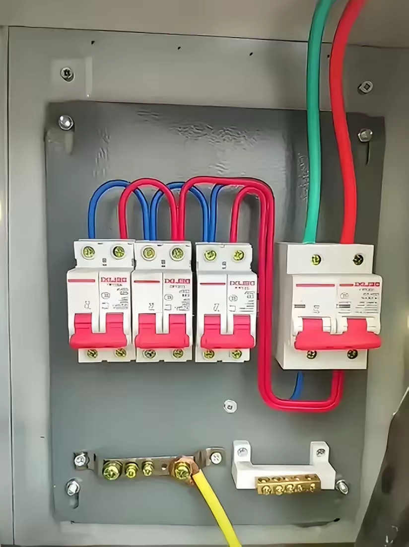 刚踏入电工这行没多久,前些天我接了个电箱,本以为自己完成得还不错