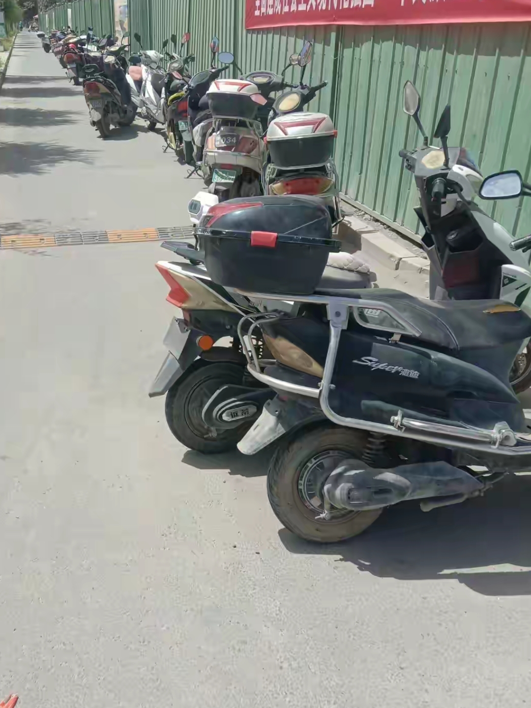 各工种承包老板,各班组长的电动车,汽车都能进去到工地里面!