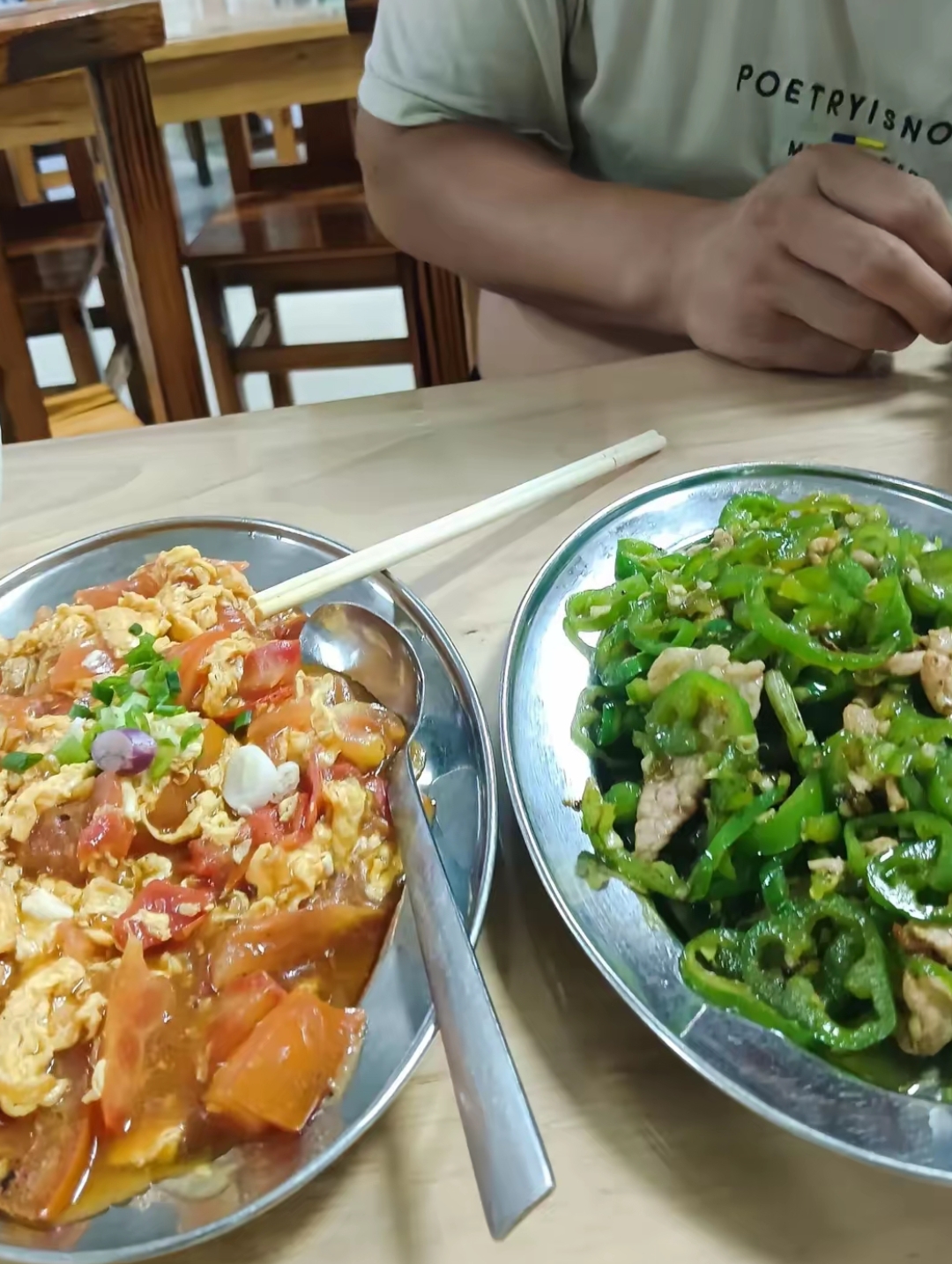 饭店吃饭的照片图片