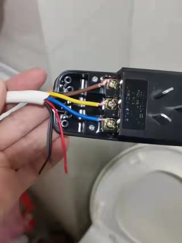 作为一名有证的真电工,我自诩技艺高超,心想换个热水器插头还不是小菜
