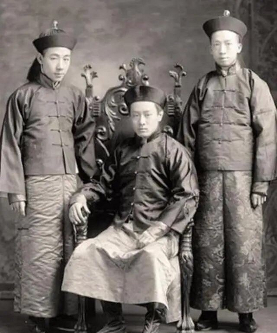 中间坐着的那位是清末庆亲王奕劻二儿子 : 爱新觉罗. 载搏.