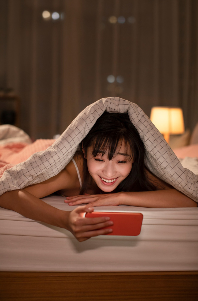 93 夜晚的宁静被手机屏幕的微光打破,她躺在床上,半张脸被照亮,仿佛