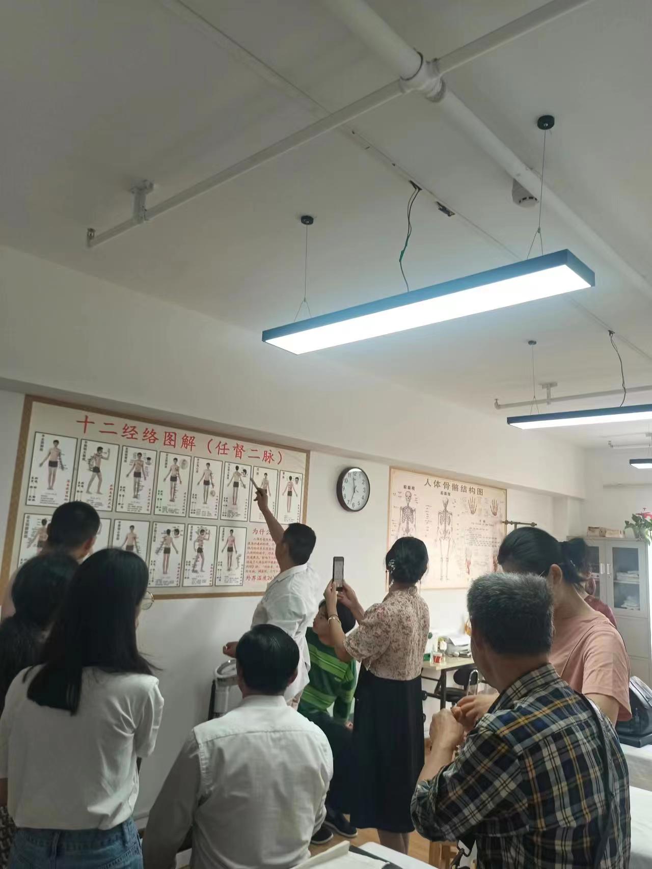 息烽推拿职业培训_贵州宏扬中医按摩职业技术学校 息烽推拿职业培训_贵州宏扬中医按摩职业技能
学校（息烽按摩足疗哪个好） 职业培训