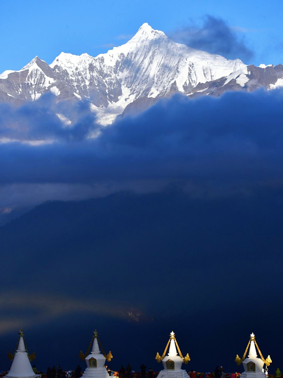 梅里雪山:雪域之巅的自然奇观  梅里雪山,坐落于云南边境,巍峨壮丽,与