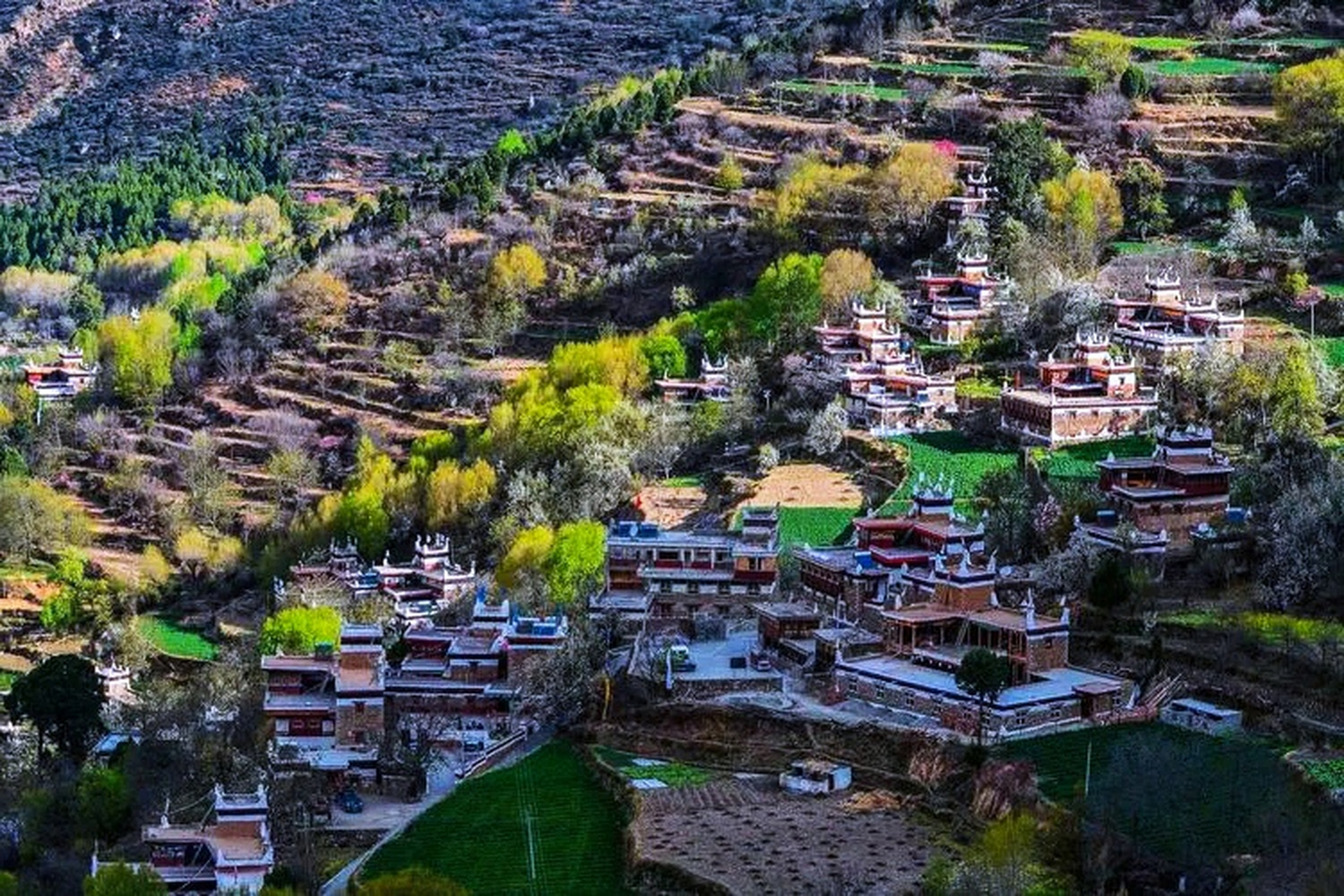 甲居藏寨,深藏于四川省甘孜藏族自治州丹巴县的秀美山川之间,是一座