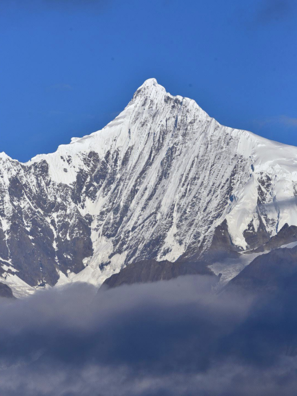 梅里雪山:雪域之巅的自然奇观  梅里雪山,坐落于云南边境,巍峨壮丽,与