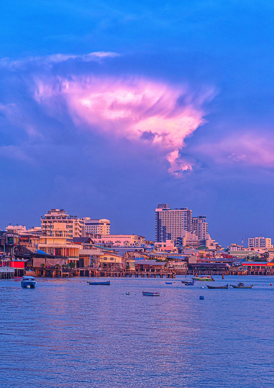 充满魅力的海滨城市,阳光,沙滩,海浪和微风共同构成了这里的美丽风景