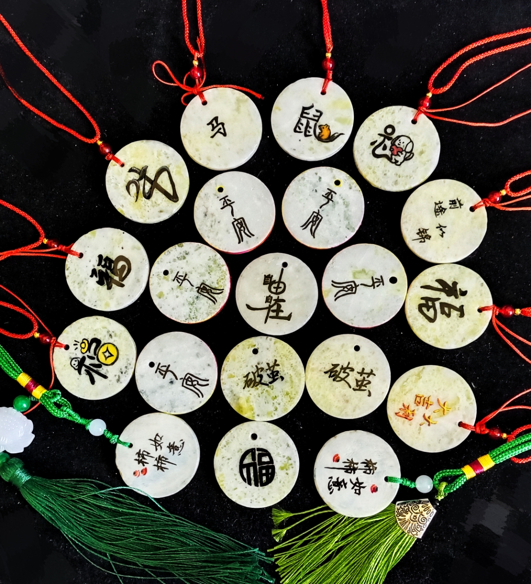 背面配字集个合 "探寻传统魅力,挂饰上的汉字艺术,点缀生活的每个角落