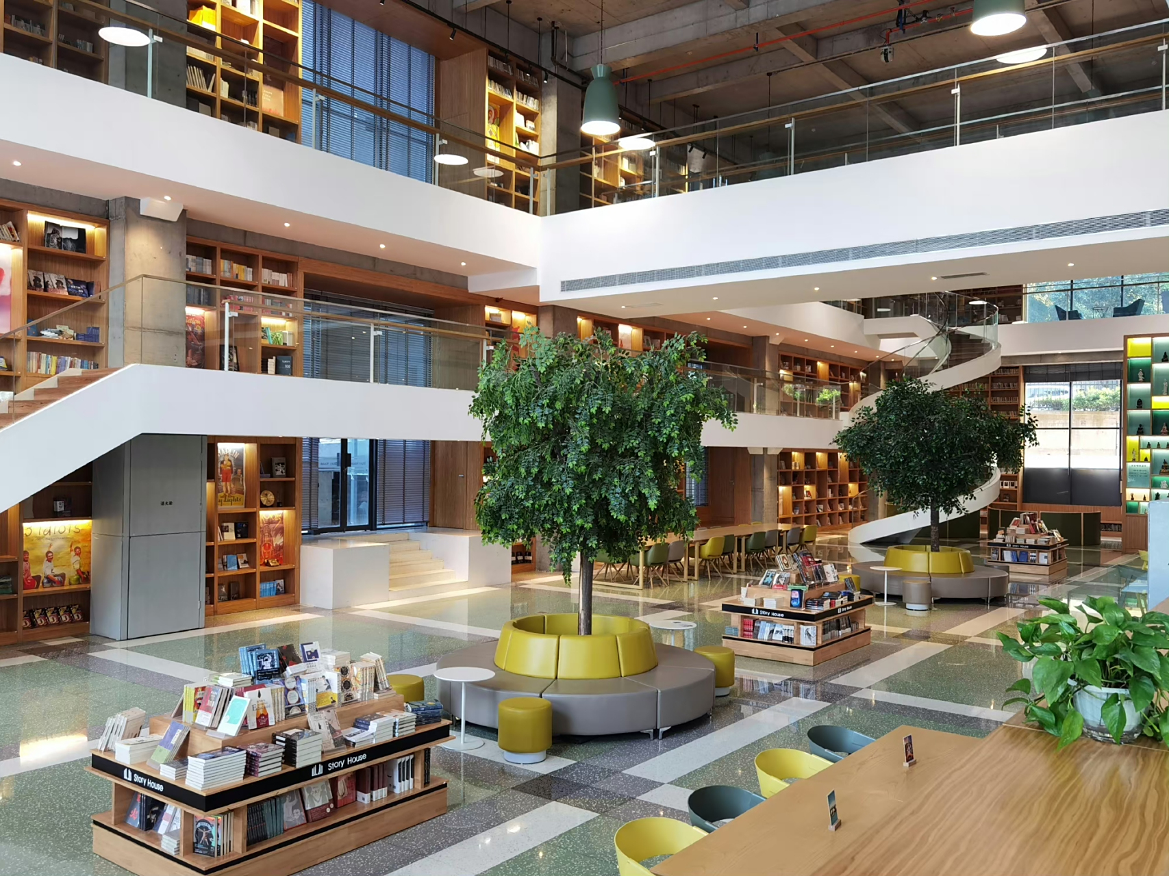 西影大厦一楼的咖啡厅 书可以免费阅览(貌似不销售) 胜在环境安静 和