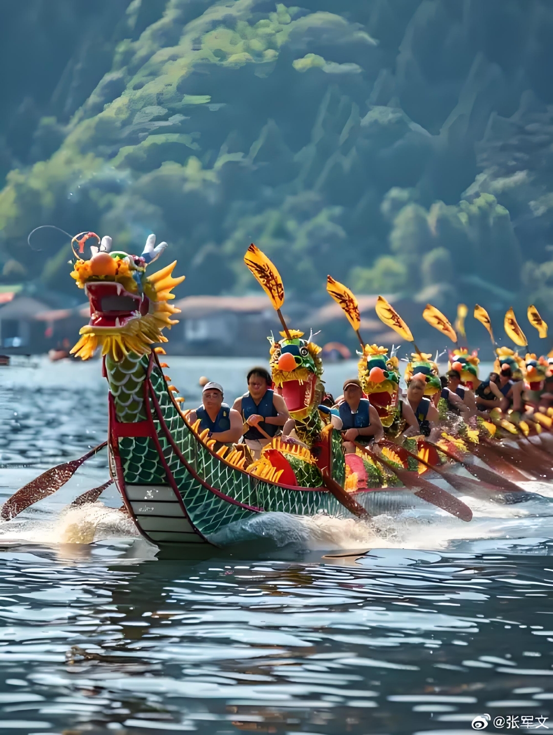千舟竞逐翻银浪, 万户垂青祭屈郎. 天问离骚传绝唱, 九章橘颂有余芳