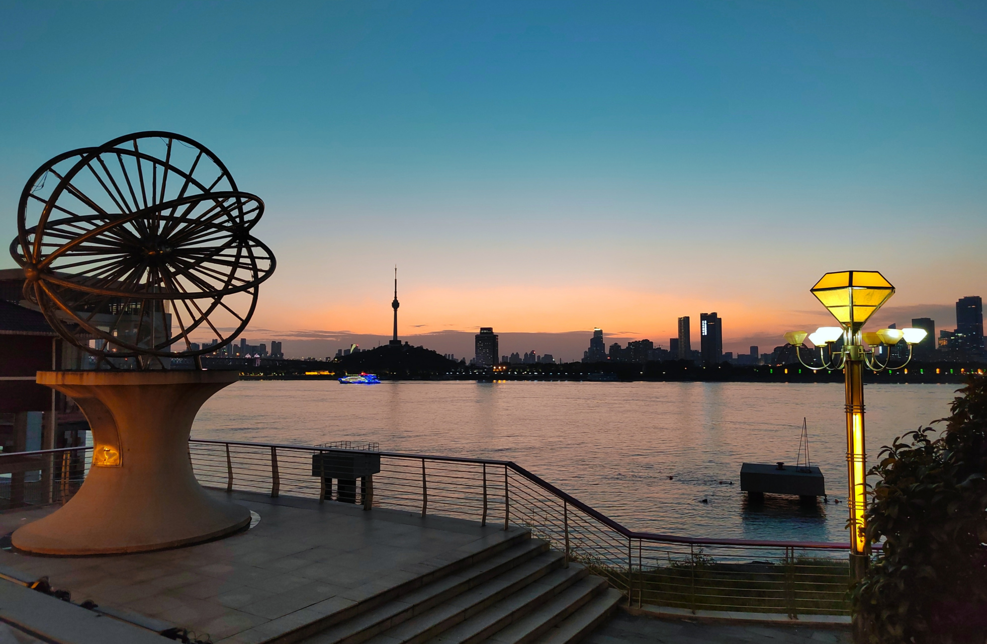 自然风光#8月23日晚的武昌江滩夜景!