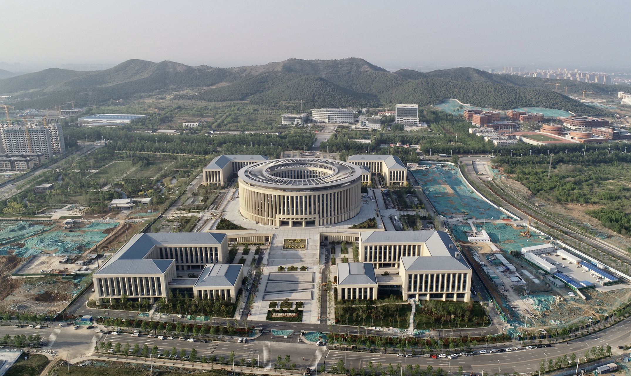 济南 济南东部又一地标建筑崛起济南超算中心,该中心建有中国首台