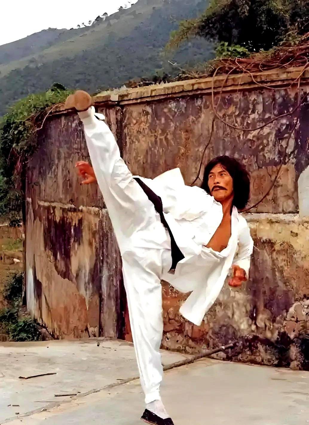 黄正利被誉为香港四大腿王之一,在早期的功夫电影中,他的腿法让人