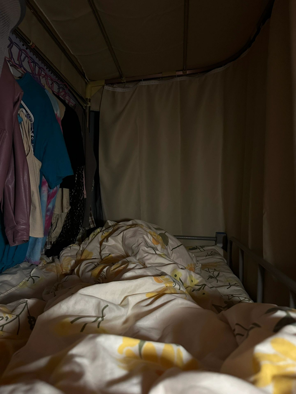 孤独时一个人的安静就像是在给自己充电,房间里也没有人说话现在属于