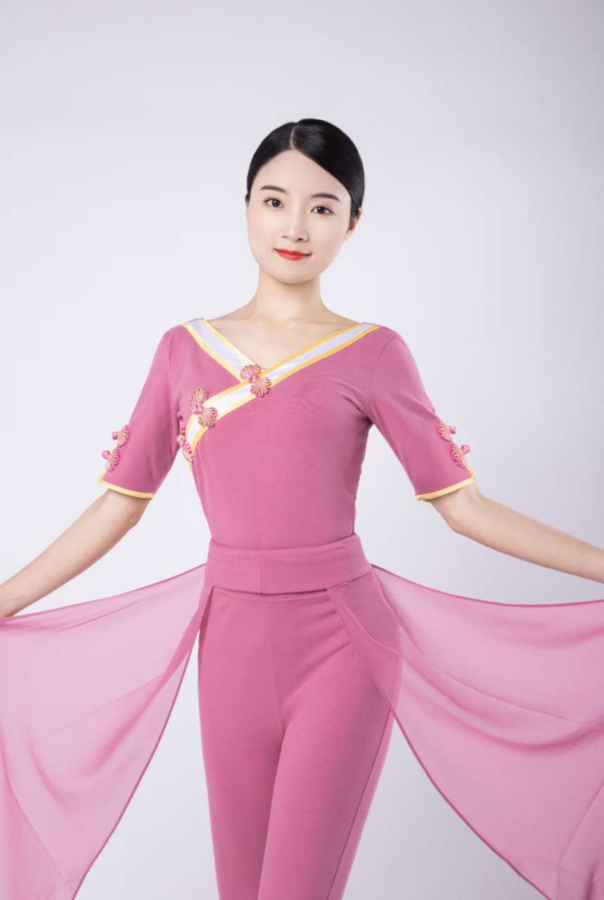 95后形体老师的第一张形象照#形象照# (拍摄于两年前)