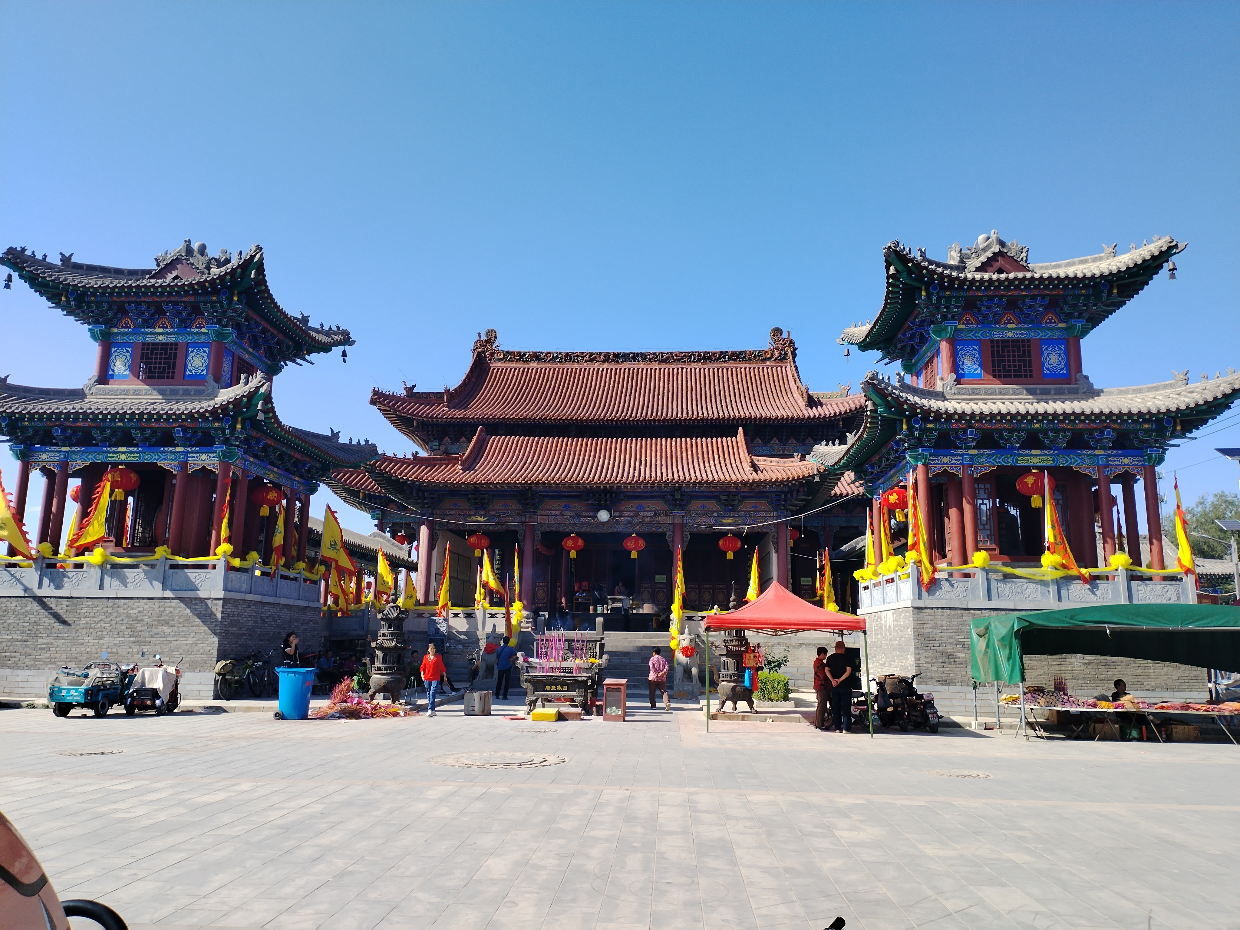 起蒙了,旧县镇的早晨有点冷路上没有卖饭的,去超市买鸡腿和鸡蛋,开始