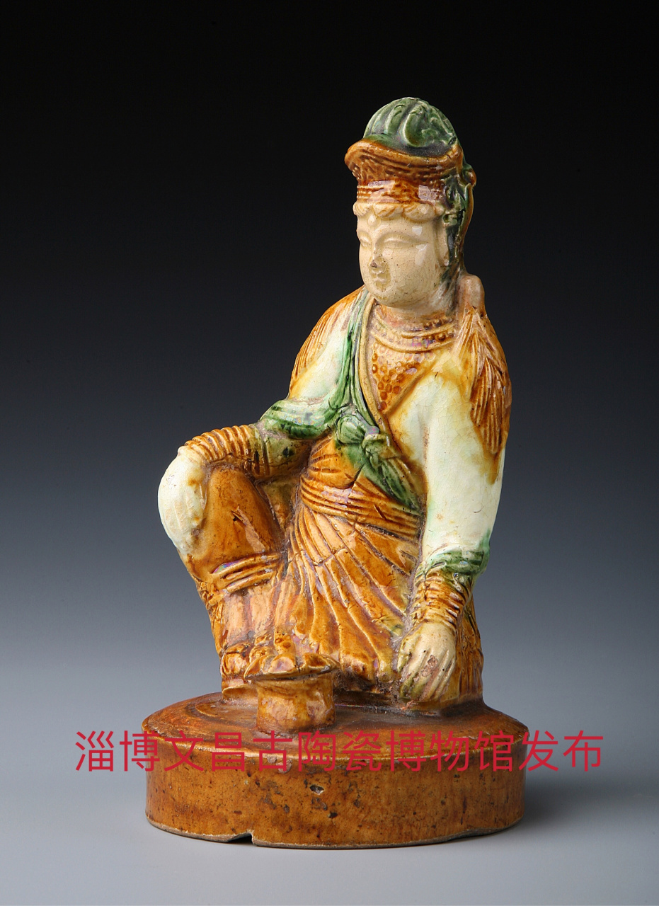 将军坐俑  金代 淄博窑 高14厘米.