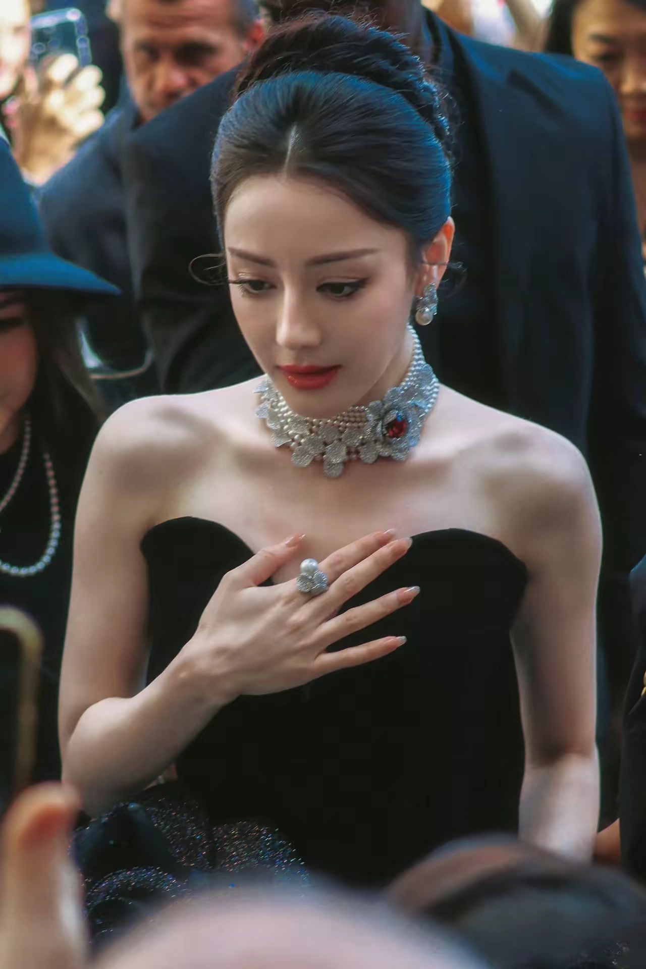 热巴捂着胸口,生怕人看见,扭捏作态