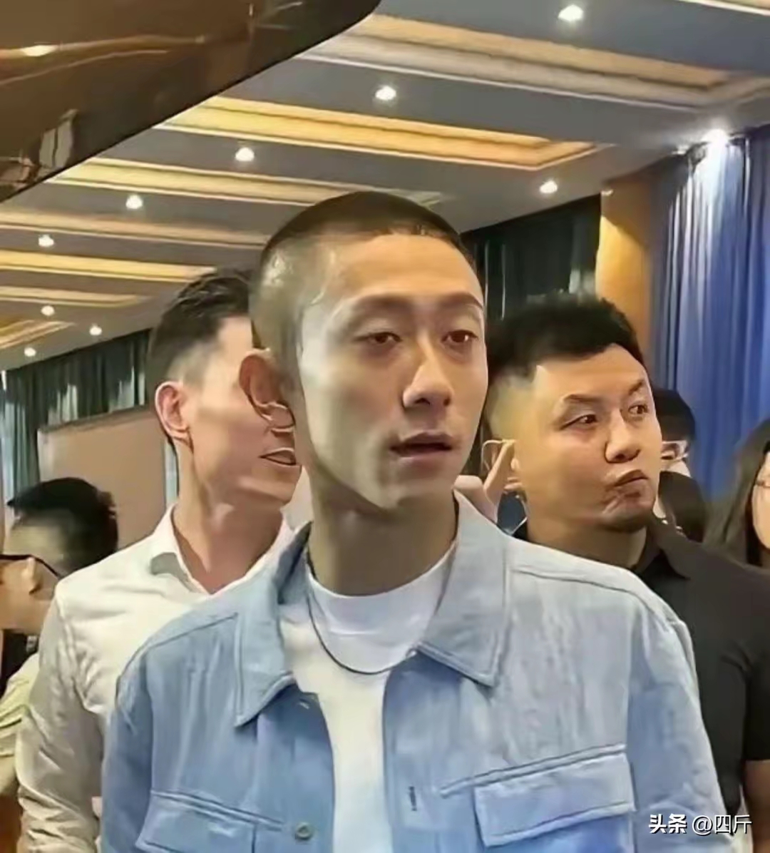 张一山最近暴瘦,身体瘦成一根竹杆,整个人形销骨立,就一层皮包着