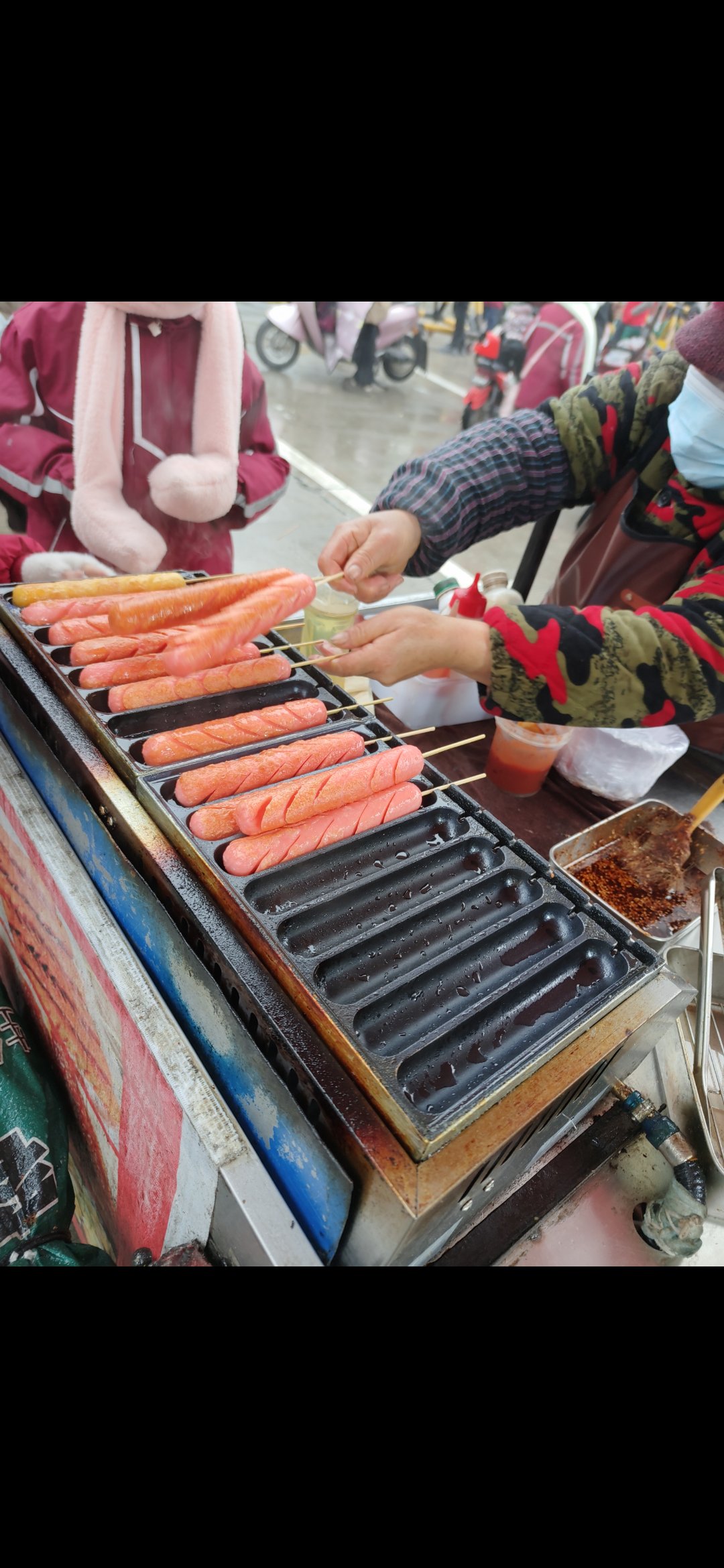 这是最爱吃的淀粉肠 走在熙熙攘攘的街头,突然发现这个小碗和红色