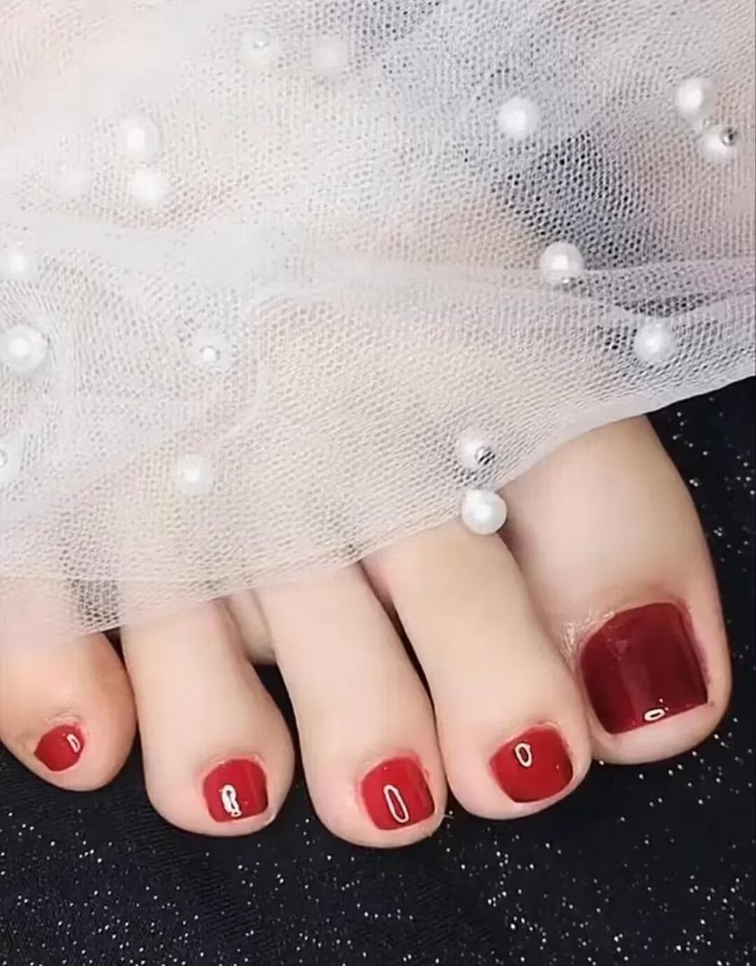 78闪耀脚趾78  94第一次尝试在脚趾甲上涂红色指甲油,效果真的