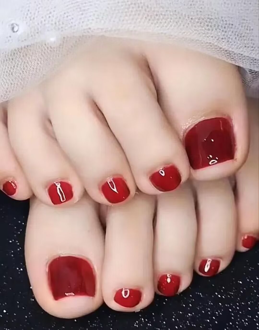 78闪耀脚趾78  94第一次尝试在脚趾甲上涂红色指甲油,效果真的