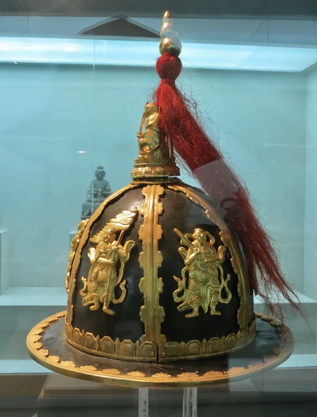 帽顶饰黄金玄帝坐像,高 9.8cm,圆顶周边为真武神护法六甲站像