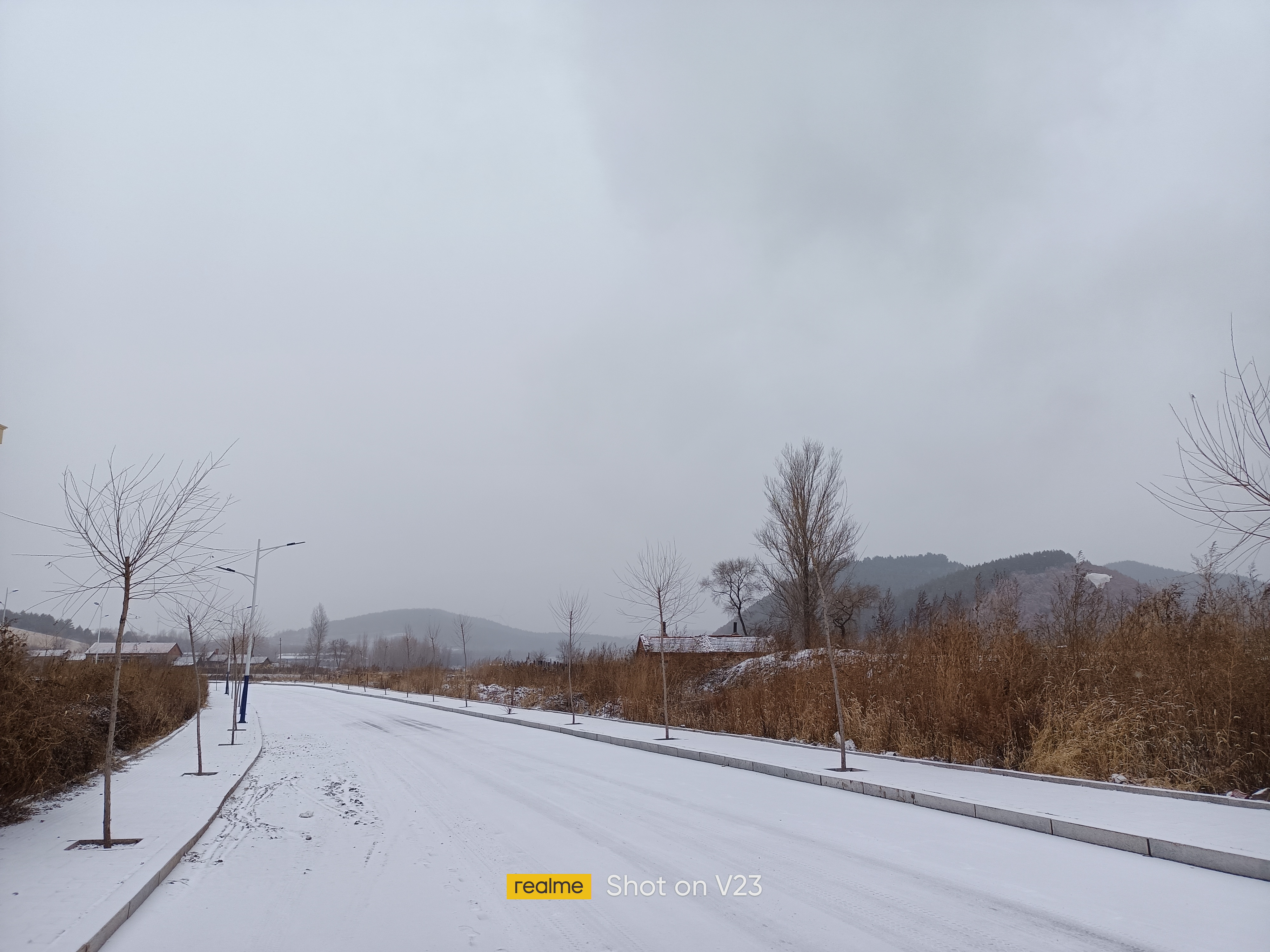 散文《第一场雪》 记得头十多年有个小品说:"那是20 22年的第一场雪"