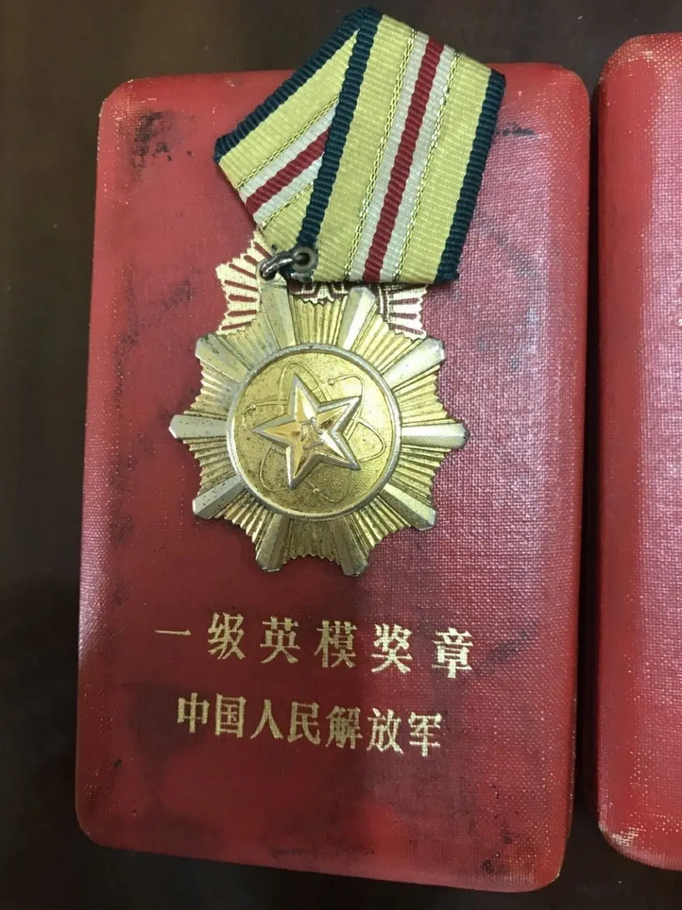 硬核新知派# 他叫侯满厚,对越自卫反击战一等功臣,一级战斗英雄,被