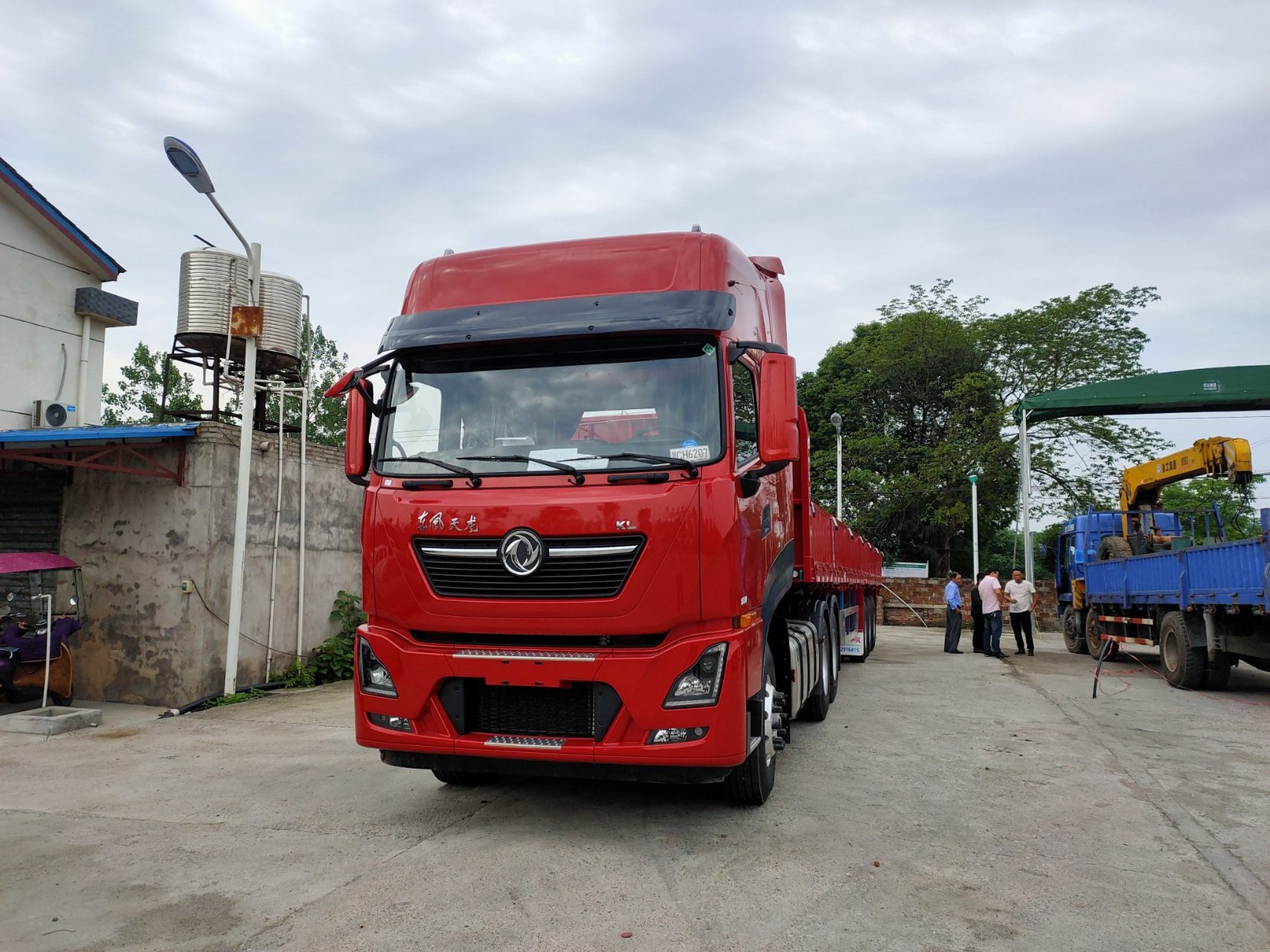 常德东力汽车销售服务有限公司新到车型,东风天龙kl560,带挂车长13米