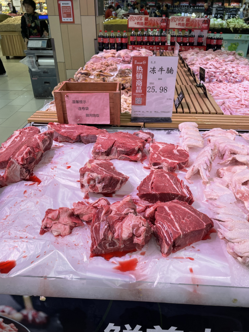 永辉新鲜的二刀前腿猪肉8.98元一斤,真为今年的养猪大户们捏把汗呐!
