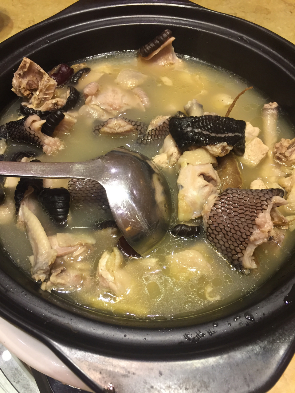 眼镜蛇汤 尽管汤很鲜,但我还是决定以后再也不吃蛇了