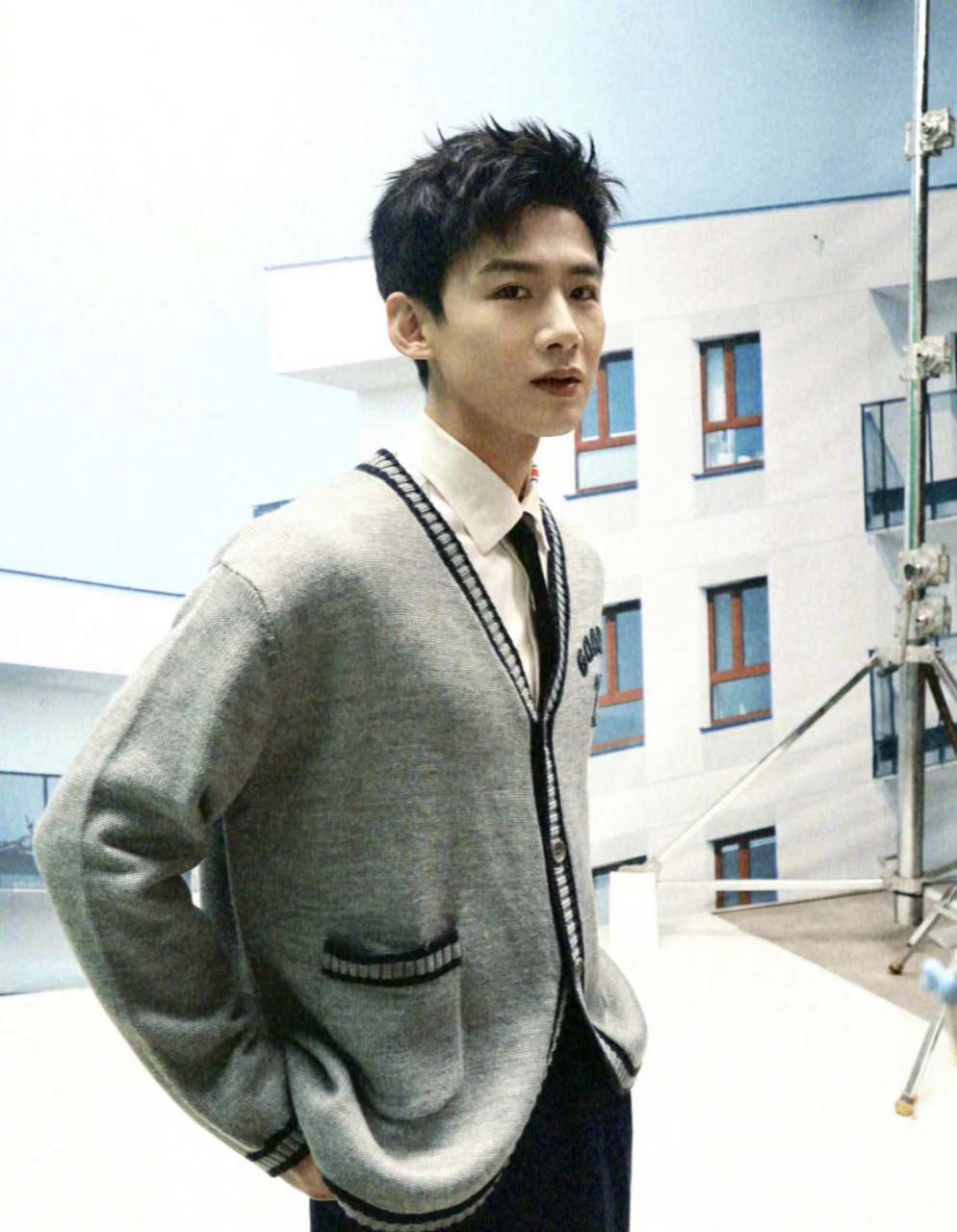 李佳琦以前的助理付鹏跟网红公司闹解约,就干脆退出了台前,又转到