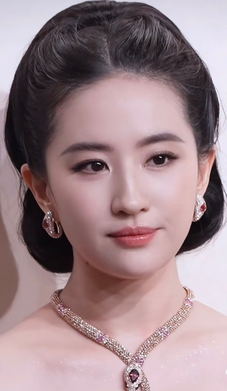 其实刘亦菲的美,早已藏在字里行间了! 额如珠玉,润如满月含慧质