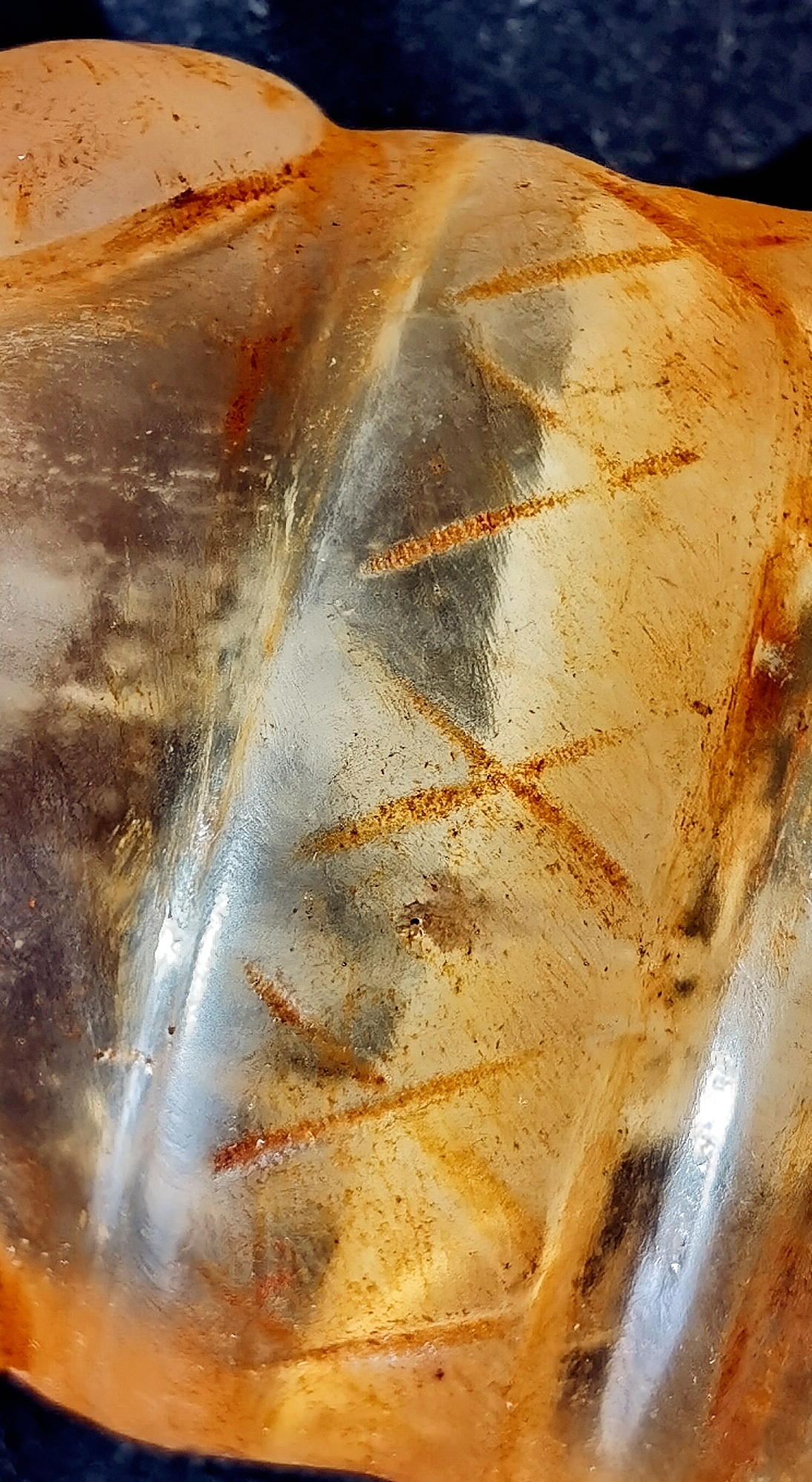 红山文化晚期白水晶圆雕蝉,长20.5cm,宽7.7cm,厚6.1cm,重1290g.